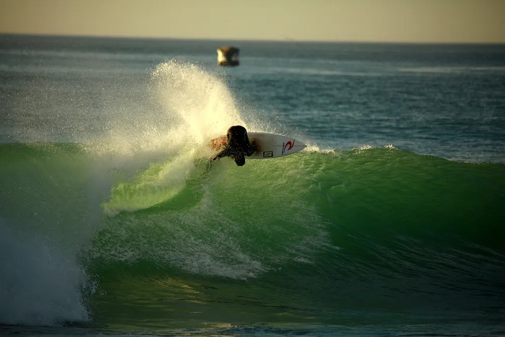 Surfeur sur une vague